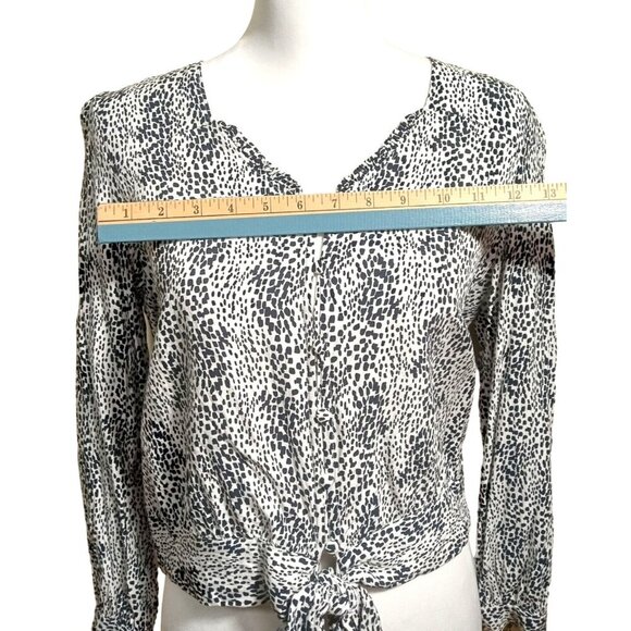 Velvet Heart Black and White Patterned Blouse Tie at Waist Button at Fro… - Picture 5 of 8